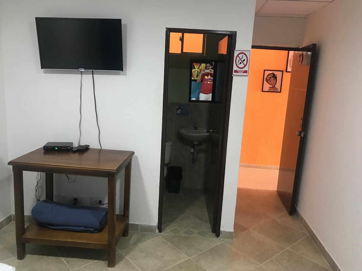 Hostal El Hangar Rionegro Ngoại thất bức ảnh